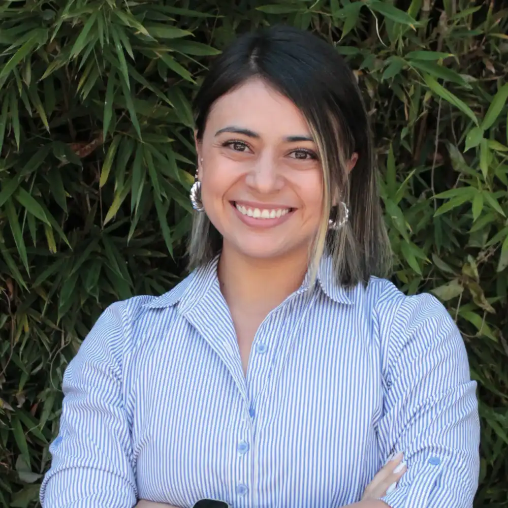 Mujer sonriendo (Foto de analista de costos en Neroli)